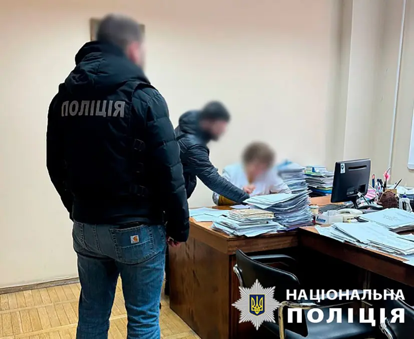 Директорку комунального підприємства підозрюють у розкраданні коштів на ремонті дитячої поліклініки