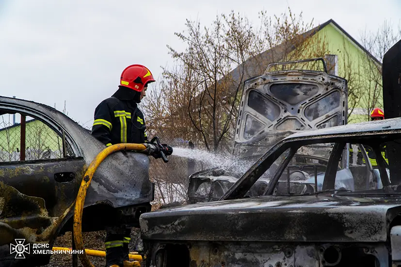 Три автомобілі одночасно горіли у Хмельницькому (ВІДЕО)