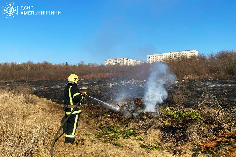 На Хмельниччині масово палять суху траву