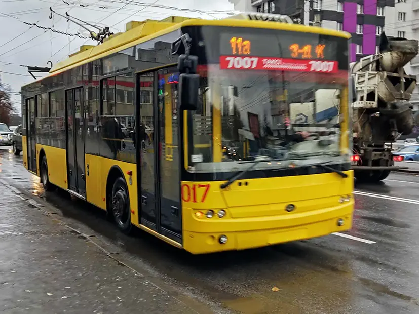 У  Хмельницькому тимчасово змінять маршрути руху деяких тролейбусів