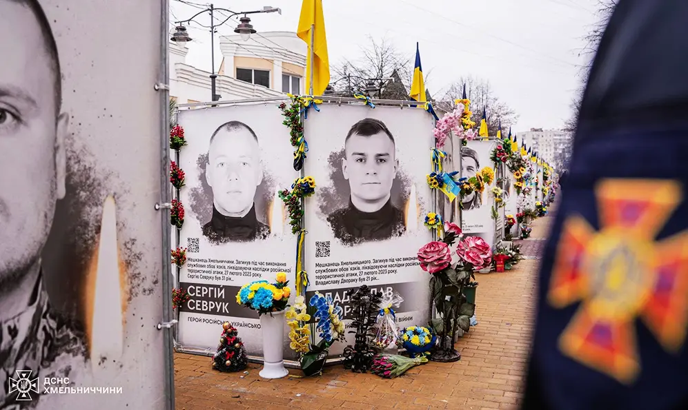 Пам’ять вбитих під час атаки шахедів рятувальників вшанували у Хмельницькому