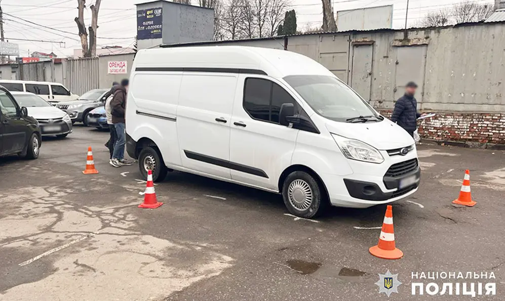 У Хмельницькому на парковці бус збив насмерть пенсіонерку