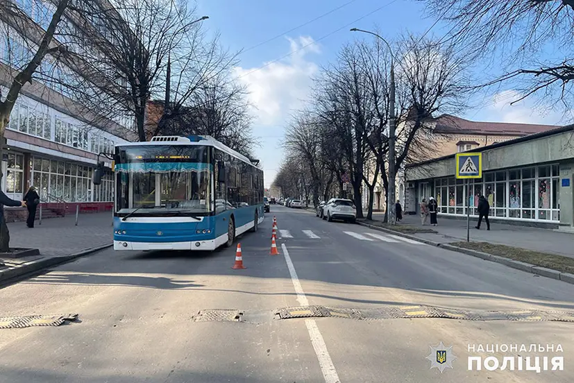 Внаслідок ДТП за участі тролейбуса у Хмельницькому травмувався підліток