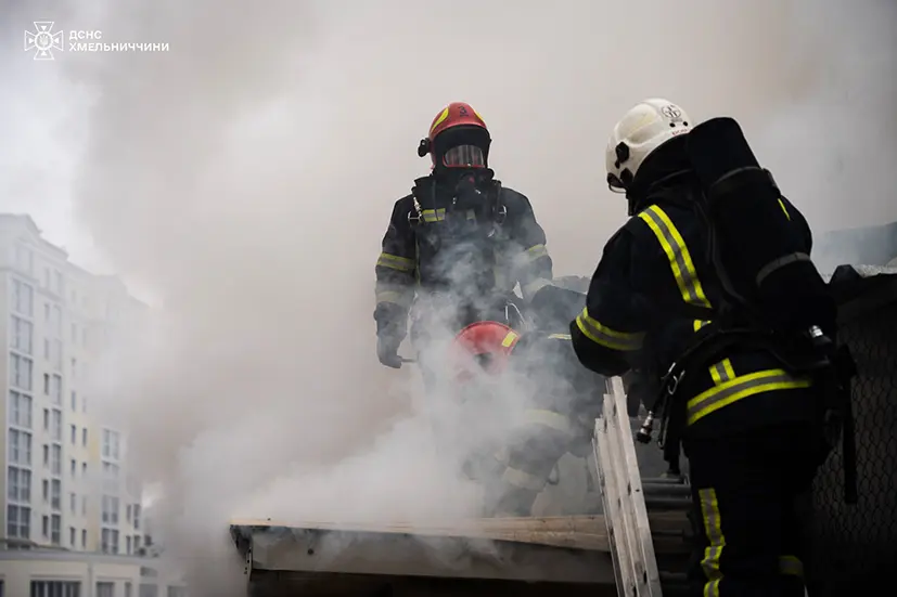 У рятувальників розповіли подробиці пожежі біля торгівельного центру у Хмельницькому