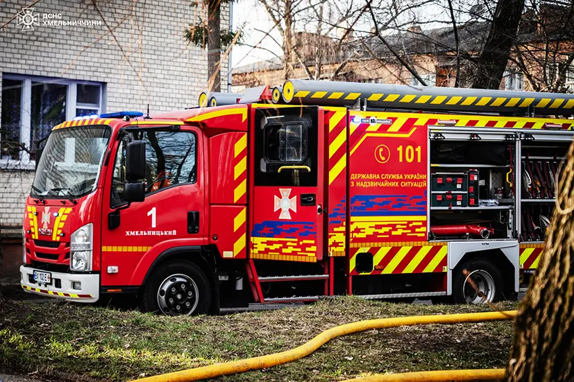 Пожежу у багатоквартирному будинку ліквідували у Хмельницькому