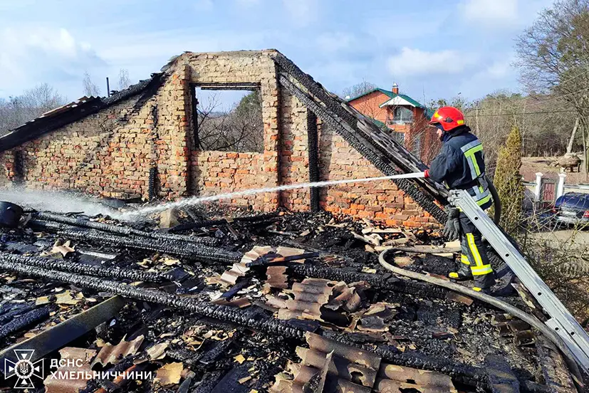 Тіла двох жінок виявили на місці пожежі у селі на Шепетівщині