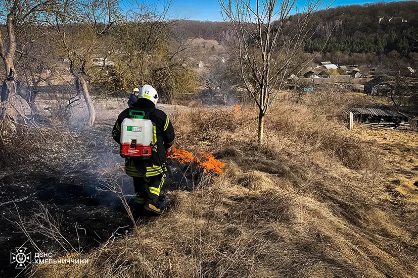 Понад 70 тисяч квадратних метрів сухої трави вигоріло на Хмельниччині за добу