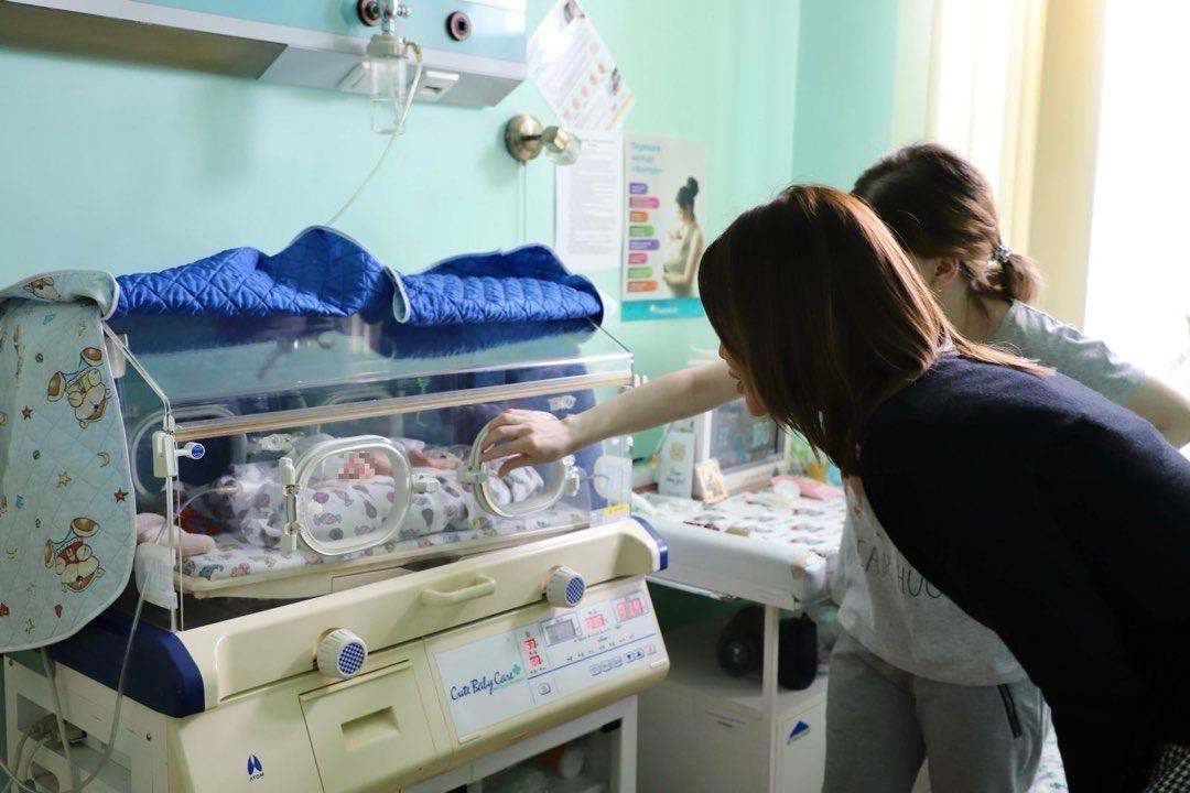 До Дня матері в обласному перинатальному центрі привітали жінок, які щойно стали мамами