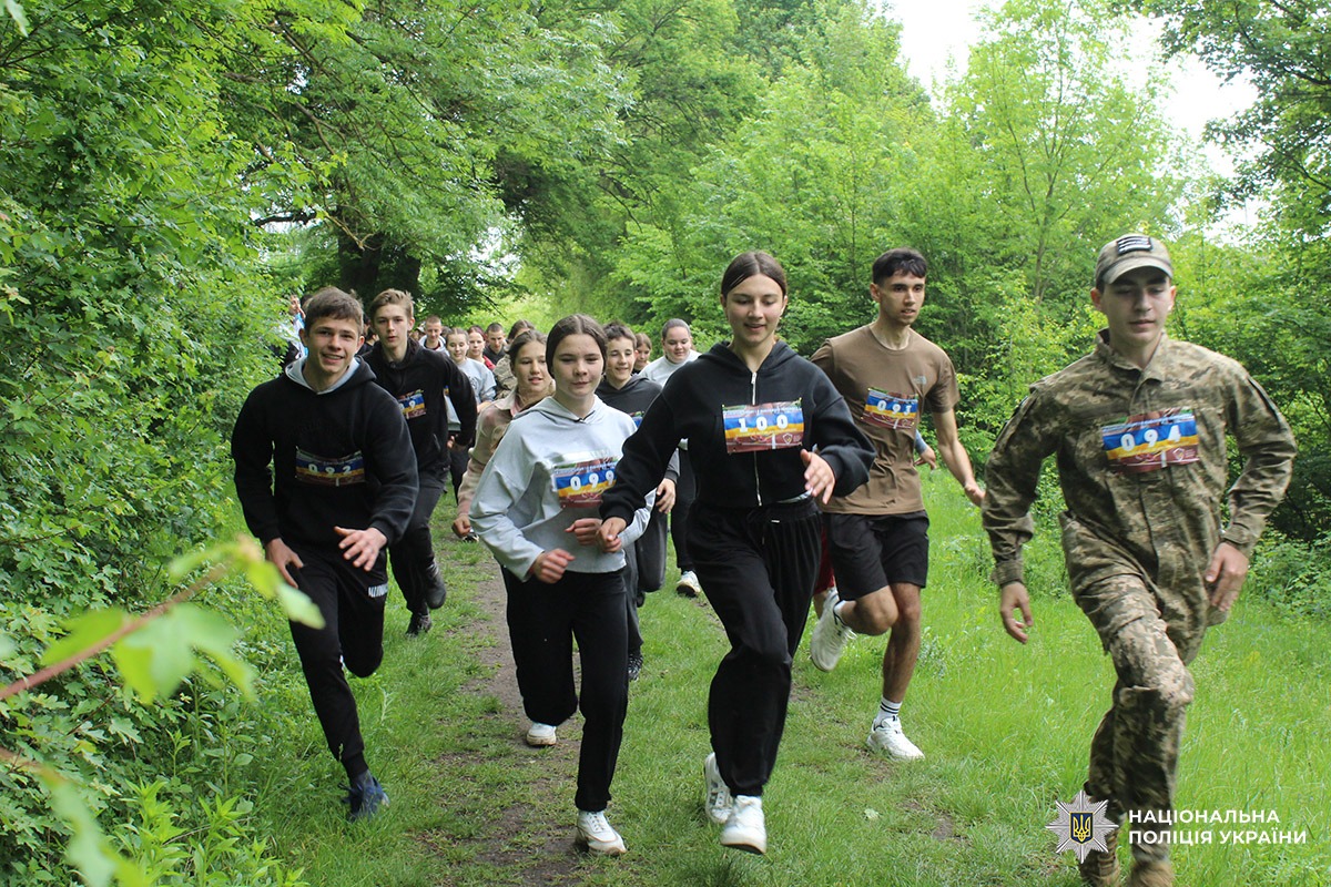 Кілометр пам’яті: як школярі та офіцери поліції вшанували полеглих