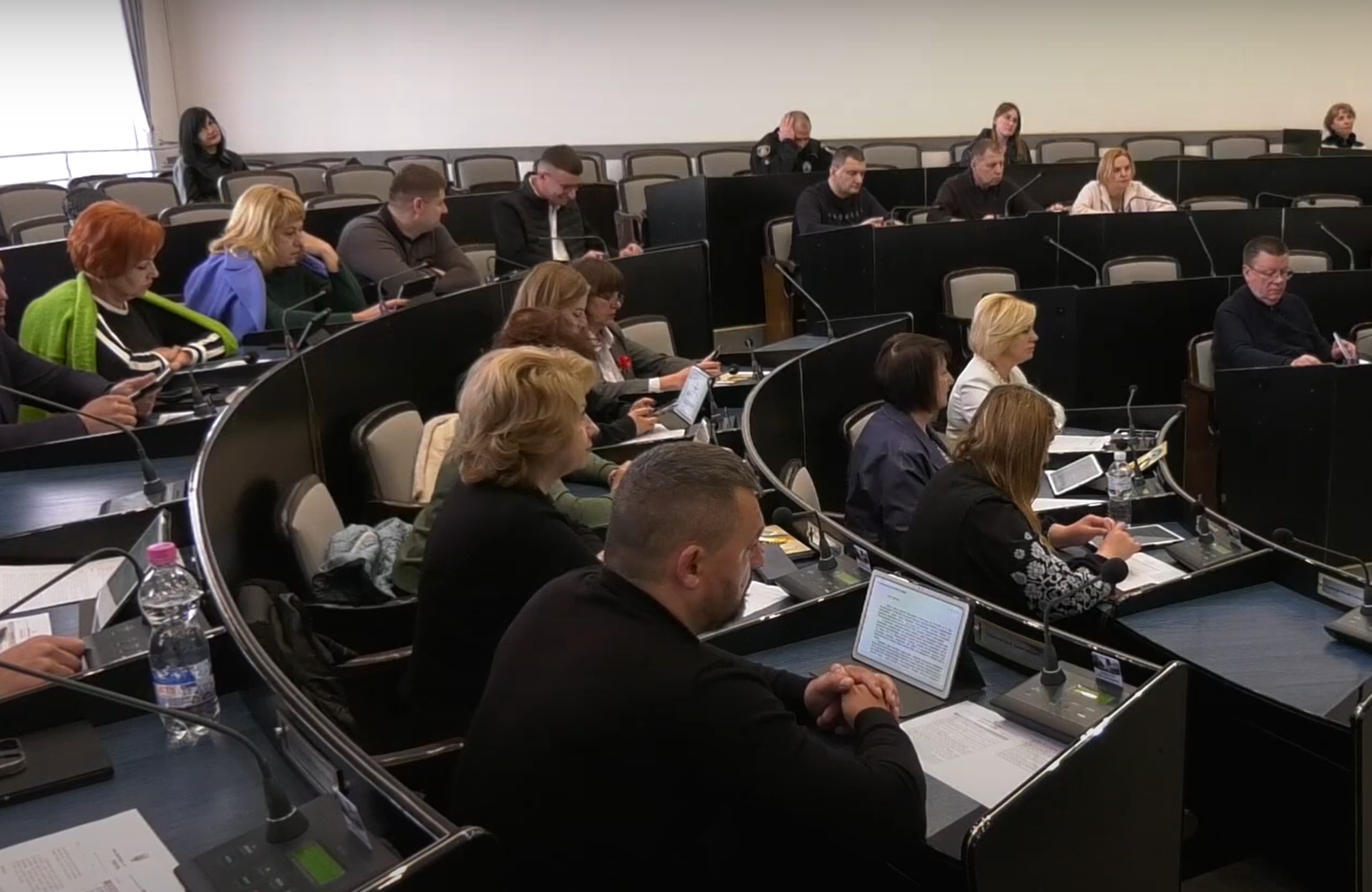Допомога родинам військових і проєкти для переселенців: у Хмельницькому відбулася позачергова сесія міськради