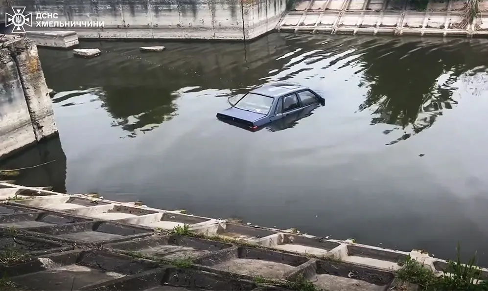 У Хмельницькому з річки діставали автомобіль (ВІДЕО)