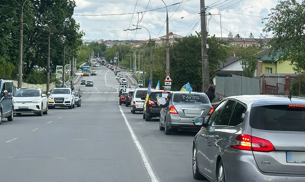 Автоколона у Хмельницькому об’єднала родини військових з понад 70 підрозділів (ФОТО)