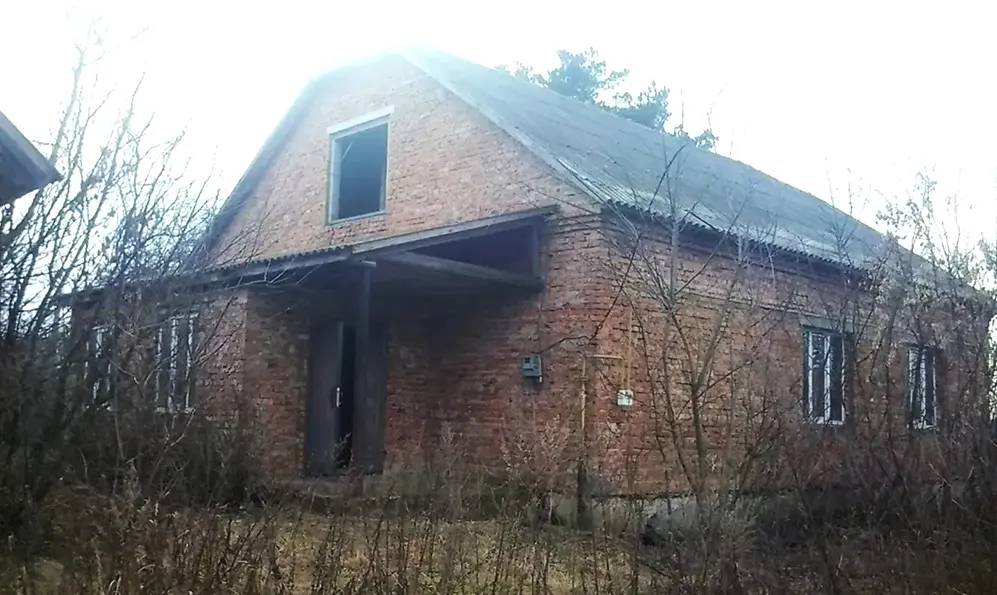 У селі на Хмельниччині виставили на продаж адміністративний будинок та хлів