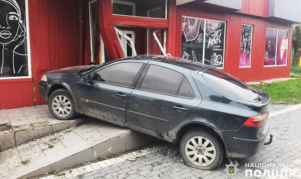 У Шепетівці пʼяний водій вʼїхав у магазин