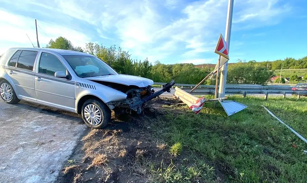 Внаслідок ДТП на дорогах Хмельниччини пошкоджено пів десятка дорожніх знаків