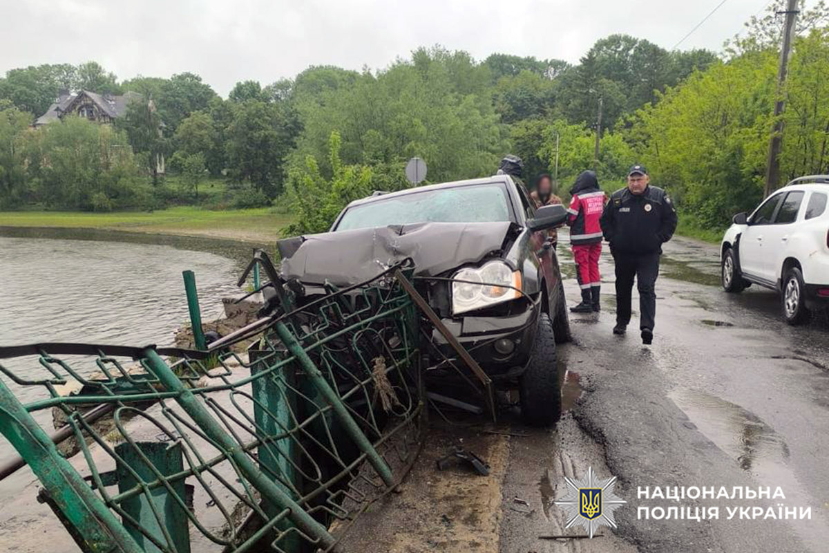 ДТП у Хмельницькому районі: джип протаранив огорожу та травмував велосипедистку
