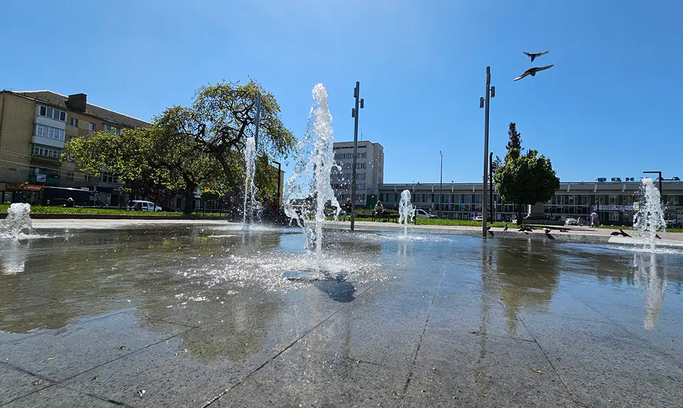 Три фонтани запрацювали у Хмельницькому (ФОТО)