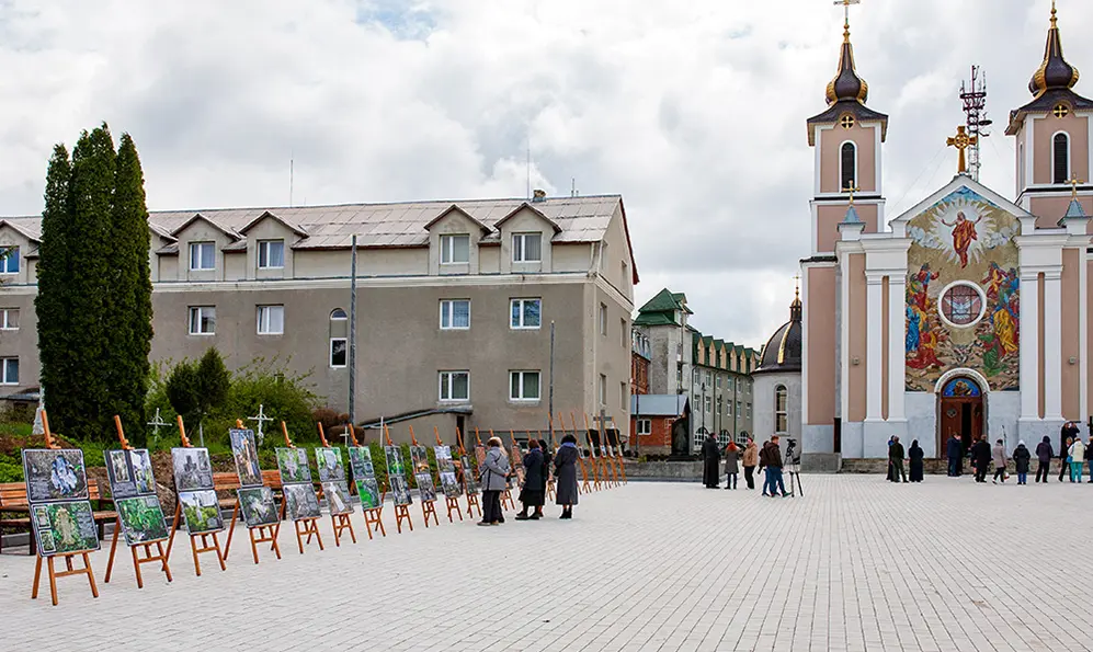 Фотовиставка, присвячена давнім цвинтарям, відкрилася у місті на Хмельниччині (ФОТО)