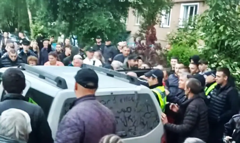 Заблокували авто, порізали шини: конфлікт між цивільними, ТЦК та поліцією стався у Кам’янці-Подільському