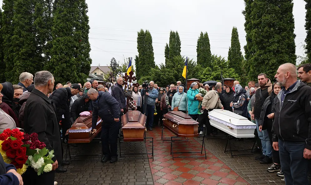 У Красилові попрощалися з загиблими внаслідок ракетної атаки (ФОТО)