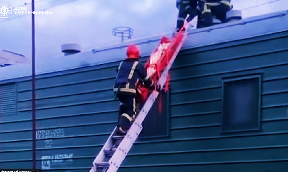 У Хмельницькому рятували підлітка, якого вдарило струмом на даху поїзда (ВІДЕО)