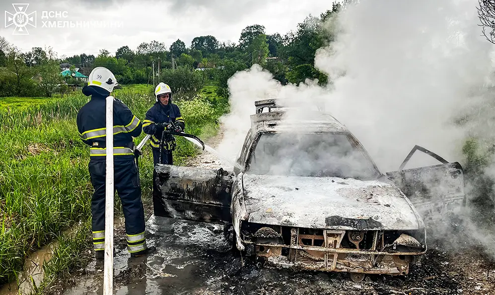 У полі за селом на Хмельниччині горів автомобіль