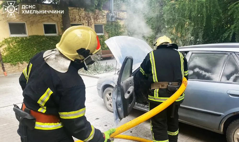 Легковик та навантажувач горіли на Хмельниччині (ВІДЕО)