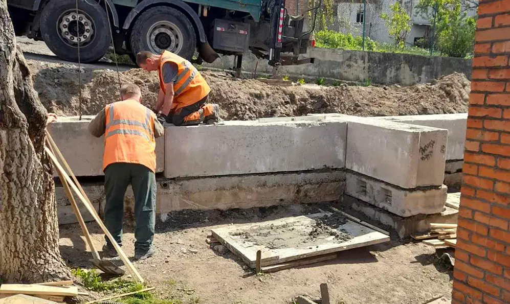 У Хмельницькому комунальники демонтували підпірну стіну, що могла впасти на будинок