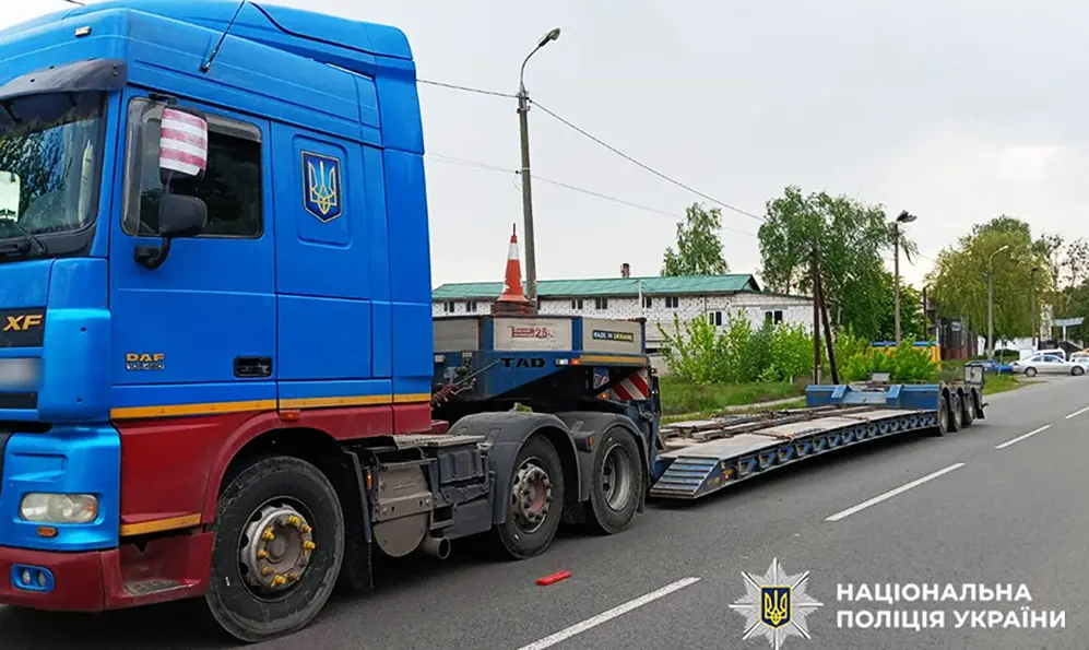 У Славуті вантажівка переїхала пішохода: в якому він стані