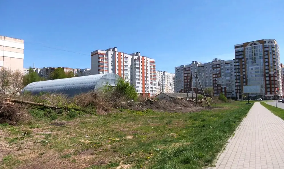 Заради чергової новобудови у Хмельницькому вирізали фруктовий сад