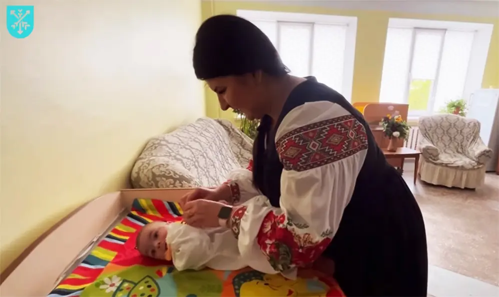 Найменшим пацієнтам дитячої лікарні у Хмельницькому подарували вишиванки (ВІДЕО)