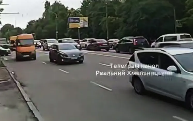 Кілометровий затор утворився на одній з вулиць Хмельницького (ВІДЕО)