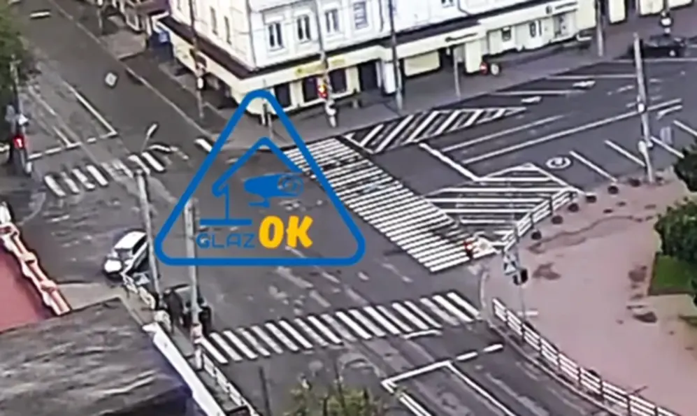 На порожньому перехресті у Хмельницькому не розминулися легковики (ВІДЕО)