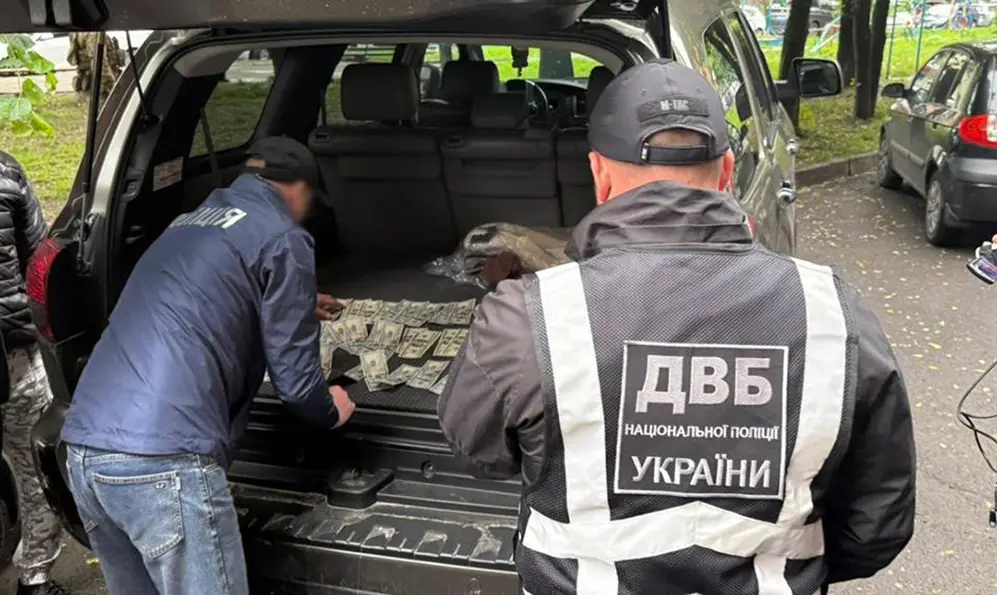 Хмельницькі поліцейські викрили ділків на зловживанні впливом у ТЦК