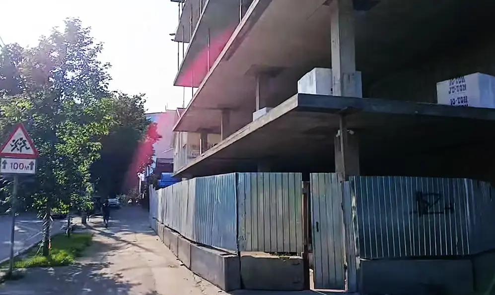 Небезпечне будівництво у центрі Хмельницького обгородили (ВІДЕО)