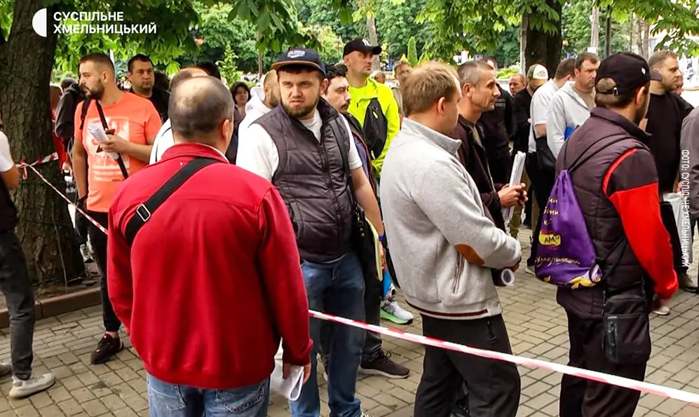 Біля ТЦК у Хмельницькому знову черги: в чому причина