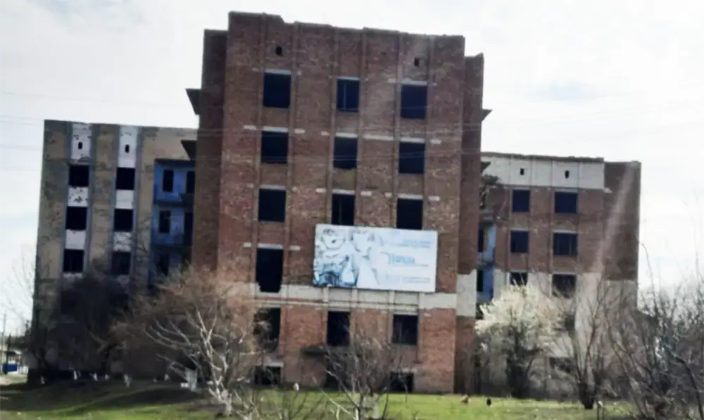 Менш ніж за 5 мільйонів продають недобудований гуртожиток на Хмельниччині