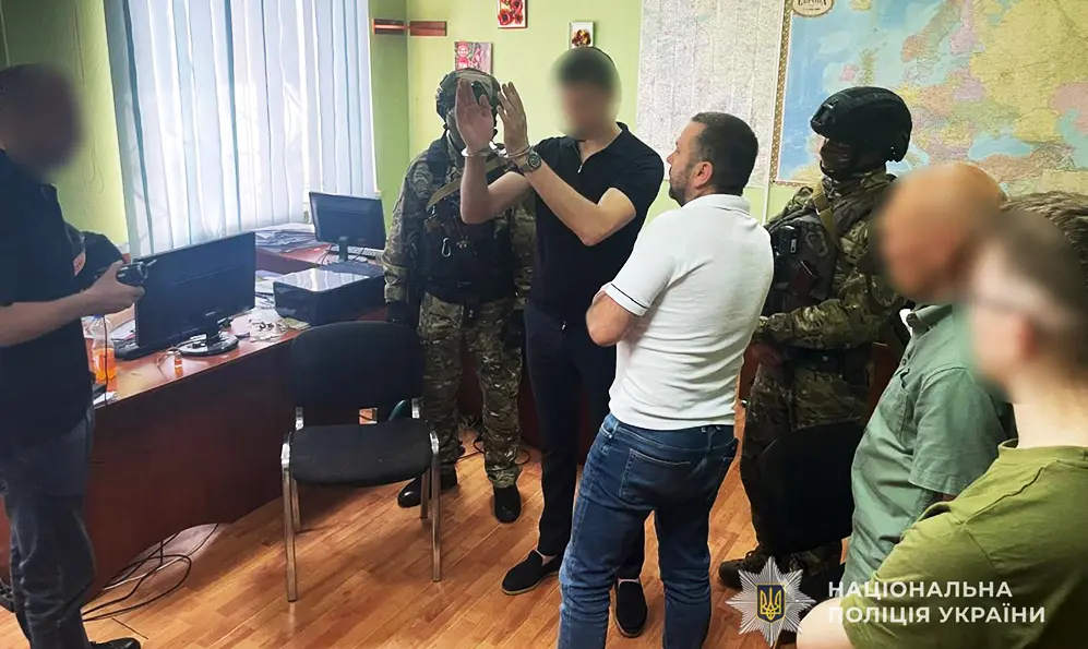 Поліція викрила масштабну схему онлайн-шахрайства з фейковою криптобіржею
