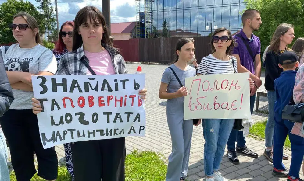 У місті на Шепетівщині провели акцію-нагадування про українських полонених