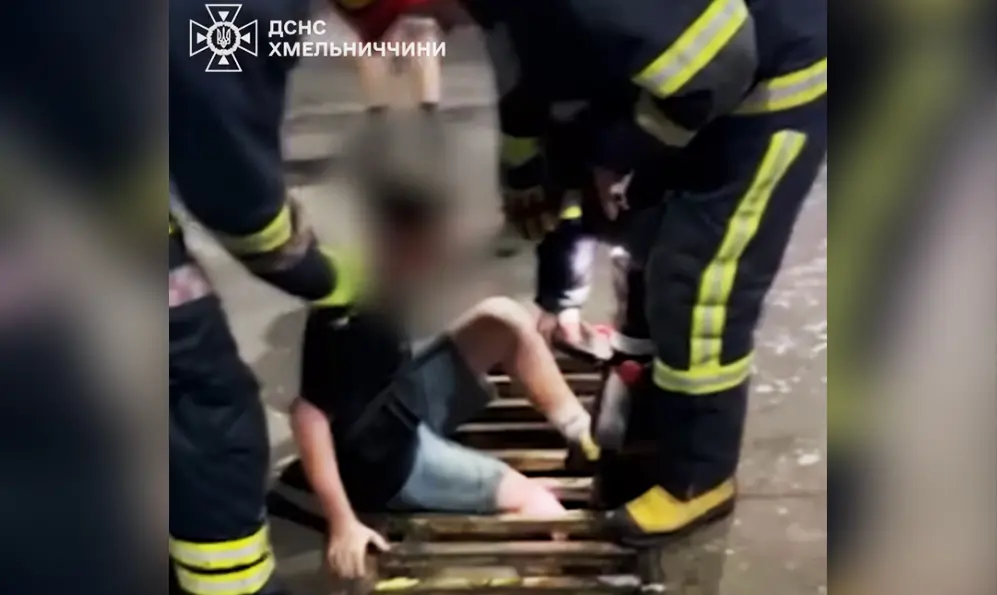 У Хмельницькому врятували підлітка, який провалився у зливну систему (ВІДЕО)