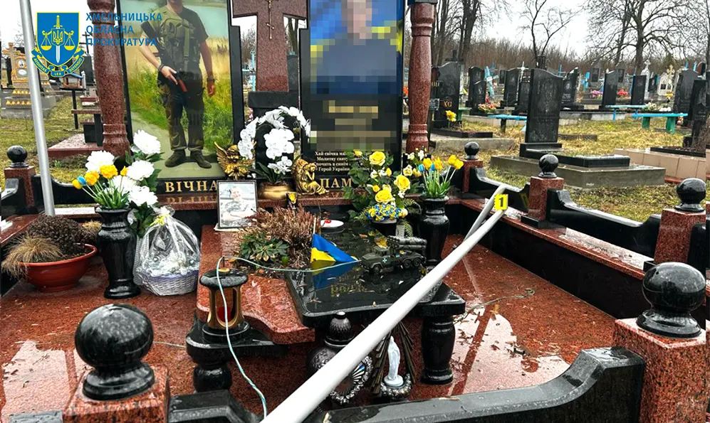 Неповнолітнього з Хмельниччини, який пошкодив могилу військового, можуть відправити до в’язниці