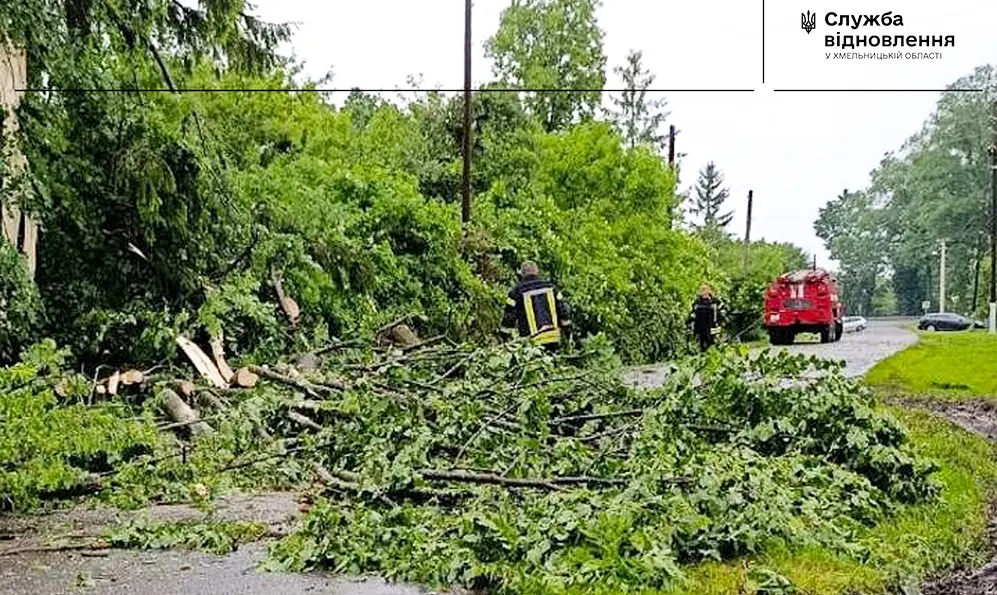 Наслідки буревію ліквідовують на дорогах Хмельниччини (ФОТО)