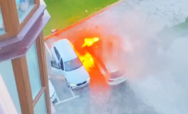 У дворі будинку у Хмельницькому горів автомобіль (ВІДЕО)