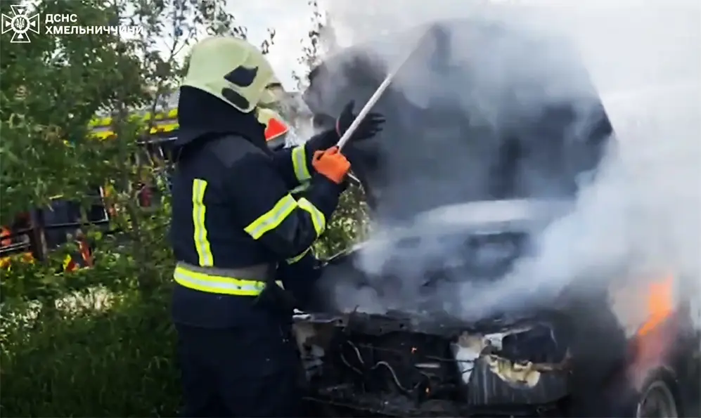 У Кам’янці-Подільському горів автомобіль (ВІДЕО)