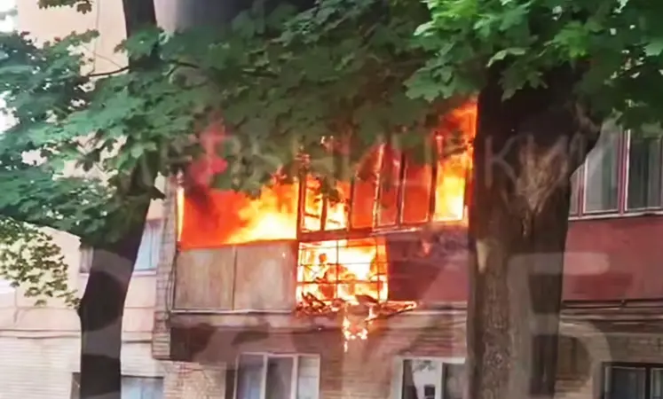 Масштабна пожежа квартири та балкону сталася у Хмельницькому (ВІДЕО)
