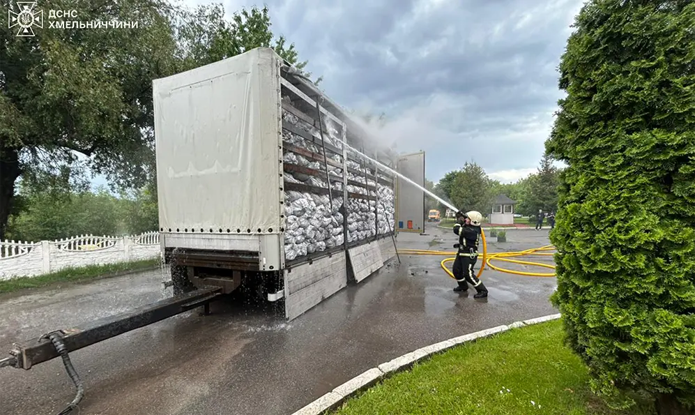 У Хмельницькому загорілася фура з вантажем: водій привіз її до пожежної частини (ВІДЕО)
