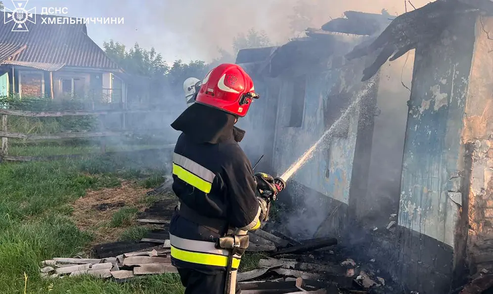 Автомобіль, будівлі та підвал горіли на Хмельниччині