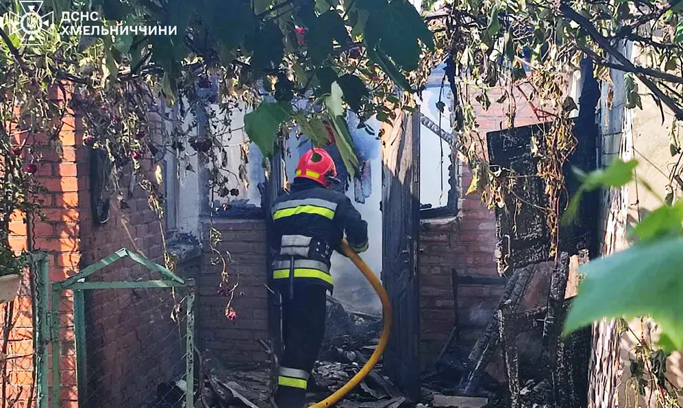 Будинки, автокран та господарчі споруди горіли на Хмельниччині