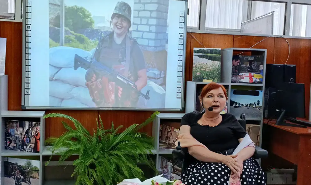 Як «Бачити світлом» показали шанувальникам мистецтва в одній з хмельницьких книгозбірень