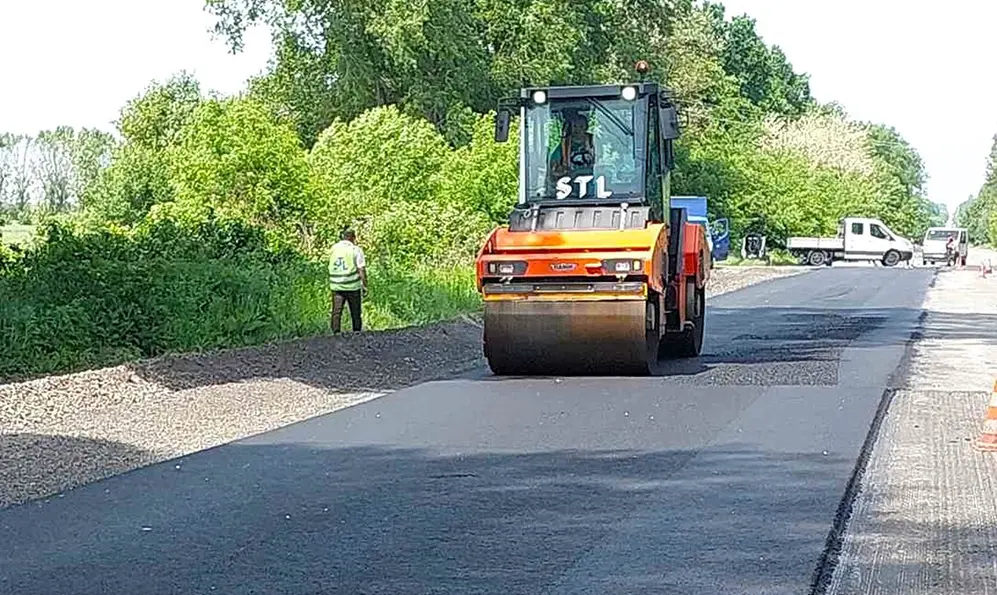 Неподалік Старокостянтинова шляховики оновлюють дорожнє покриття